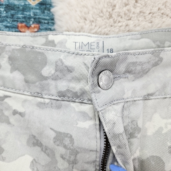 Time and Tru Women’s Mid Rise Frayed Hem Denim Shorts Camo 18 - Picture 7 of 10
